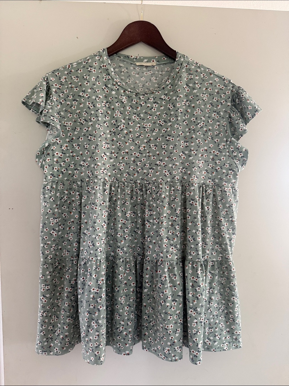 Reb in J 220 Women’s Sage Green White Floral Tiered Flutter-Sleeve Top Sz L EUC